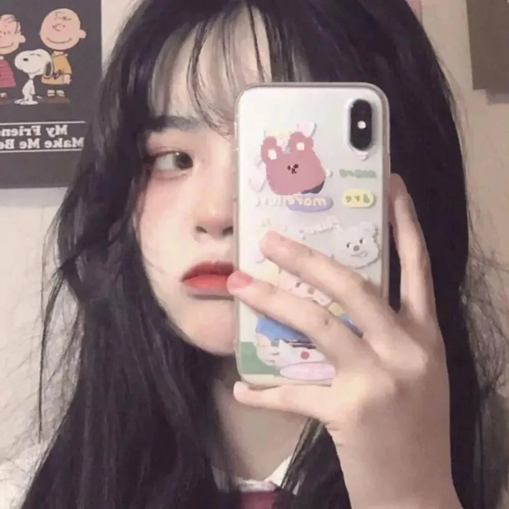 她行走于黑暗中